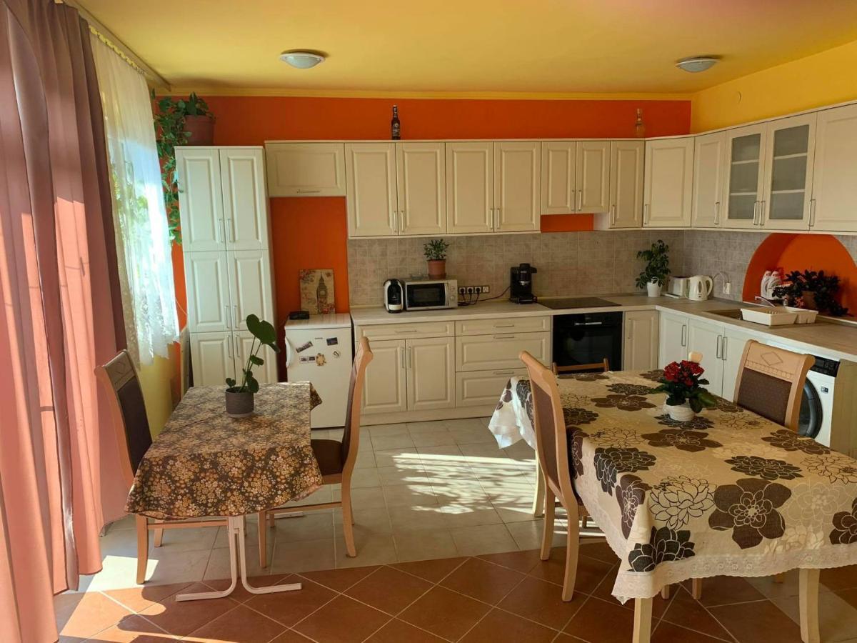 Apartamento Kriszta Apartmanház Balatonlelle Exterior foto